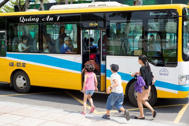 Minh họa các lợi ích khi đi xe đạp điện: thân thiện môi trường, tiết kiệm, sức khỏe.